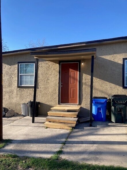 Unit B Entry - 714 S River St