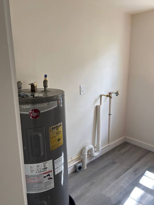 Building Photo - 1529 Providence Rd