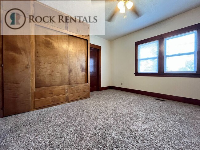 Building Photo - 2 Bed 1 Bath Country Home with New Basement