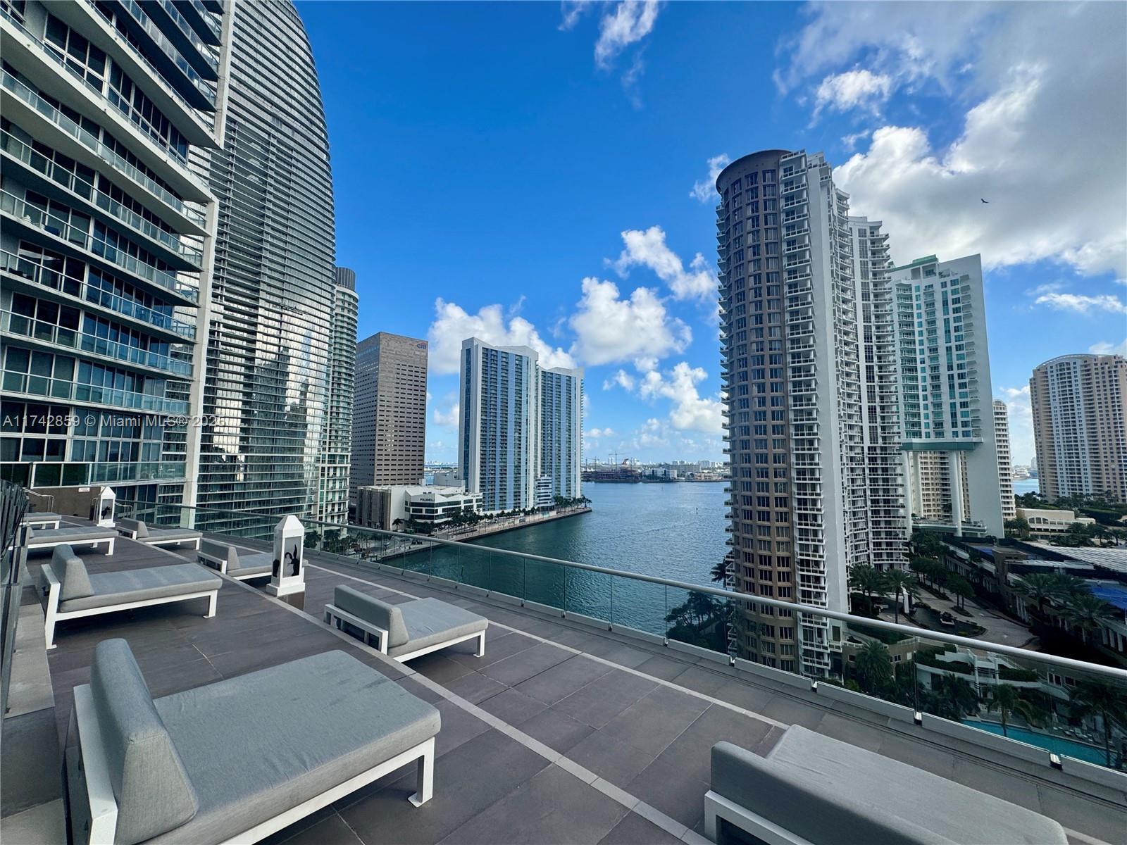 Building Photo - 475 Brickell Ave