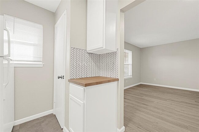 Building Photo - 107 E Willowick Ave