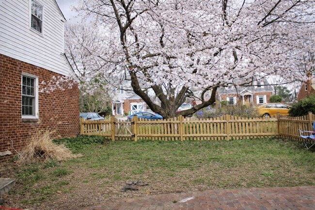 Building Photo - Charming 3BR Colonial with Fully Fenced Yard, Available Now