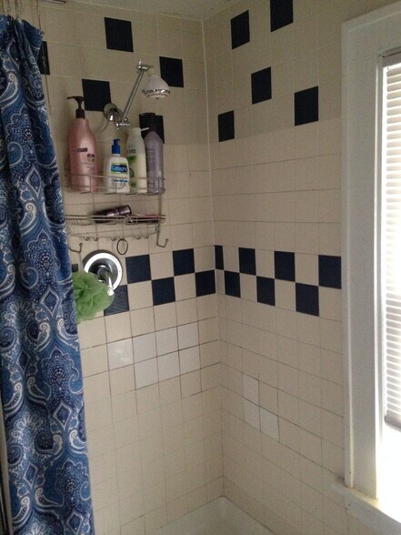 Building Photo - 147 James Ave