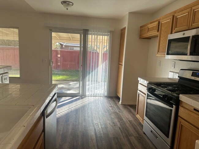 Building Photo - 4+2 READY NOW!