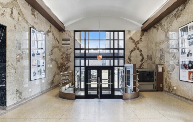 Building Photo - 320 E 21st St