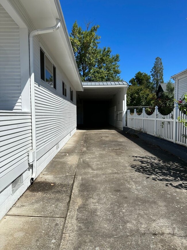 Building Photo - Roseburg 2 bedroom 2 bath home