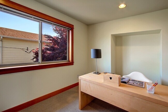 Building Photo - Beacon Hill Townhouse