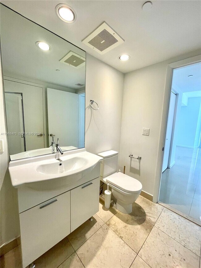 Building Photo - 495 Brickell Ave