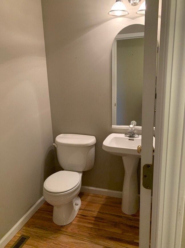 Building Photo - 1116 Doral Dr