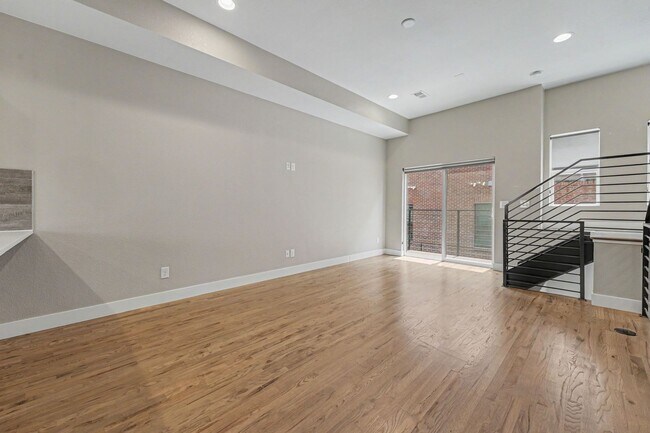 Building Photo - 2 Bed, 1 Bath Townhouse with Roof Top Deck