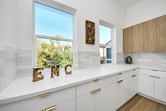 Building Photo - 1216 D E 34th St