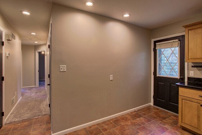 Building Photo - 2943 Weaver Rd