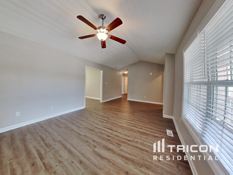 Building Photo - 2112 McKinnon Dr