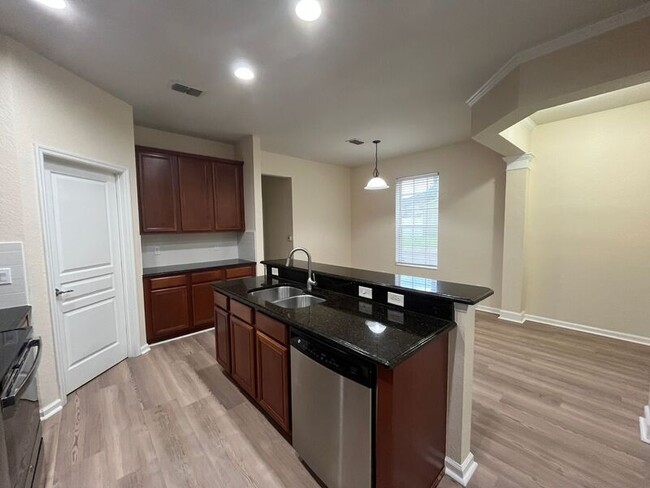 Building Photo - 12856 Salomon Cove Dr