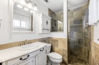Building Photo - ANNUAL RENTAL: 3-Bedroom Waterfront Home w...