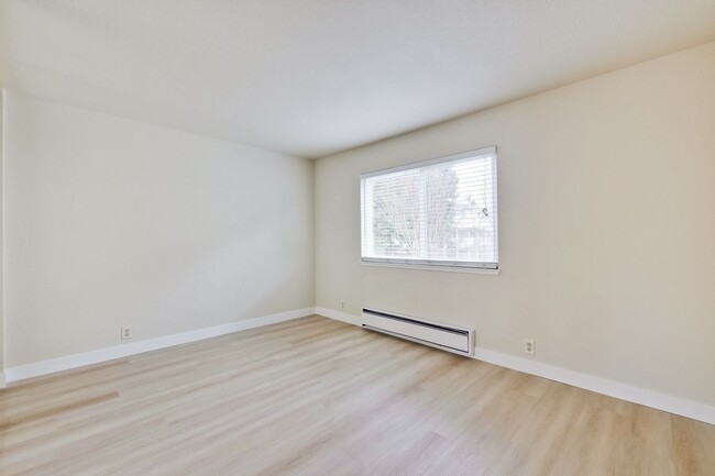 Building Photo - Refreshed 2/2 Second Floor Campbell Condominium in Great Location! Attached Garage & Additional S...