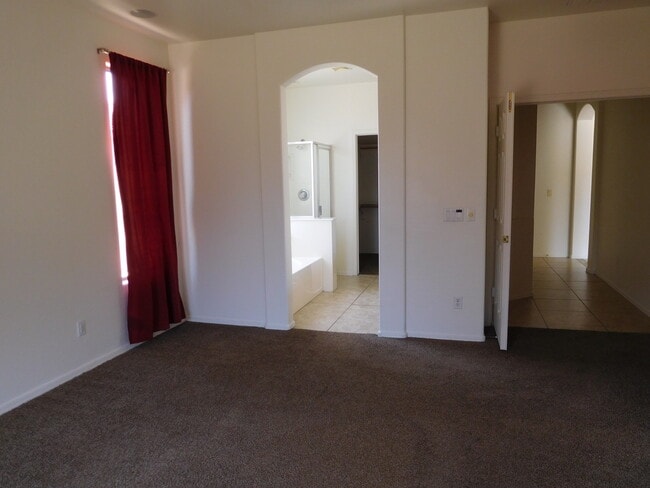 Building Photo - Lovely Single level with 4 Bed ,2 Bath and 3 Car Garage!