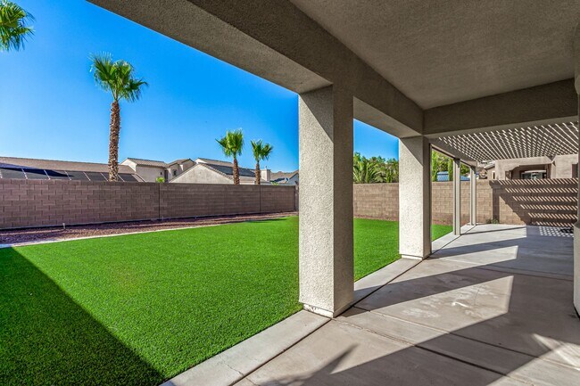 Building Photo - Anthem Highlands home with energy saving u...