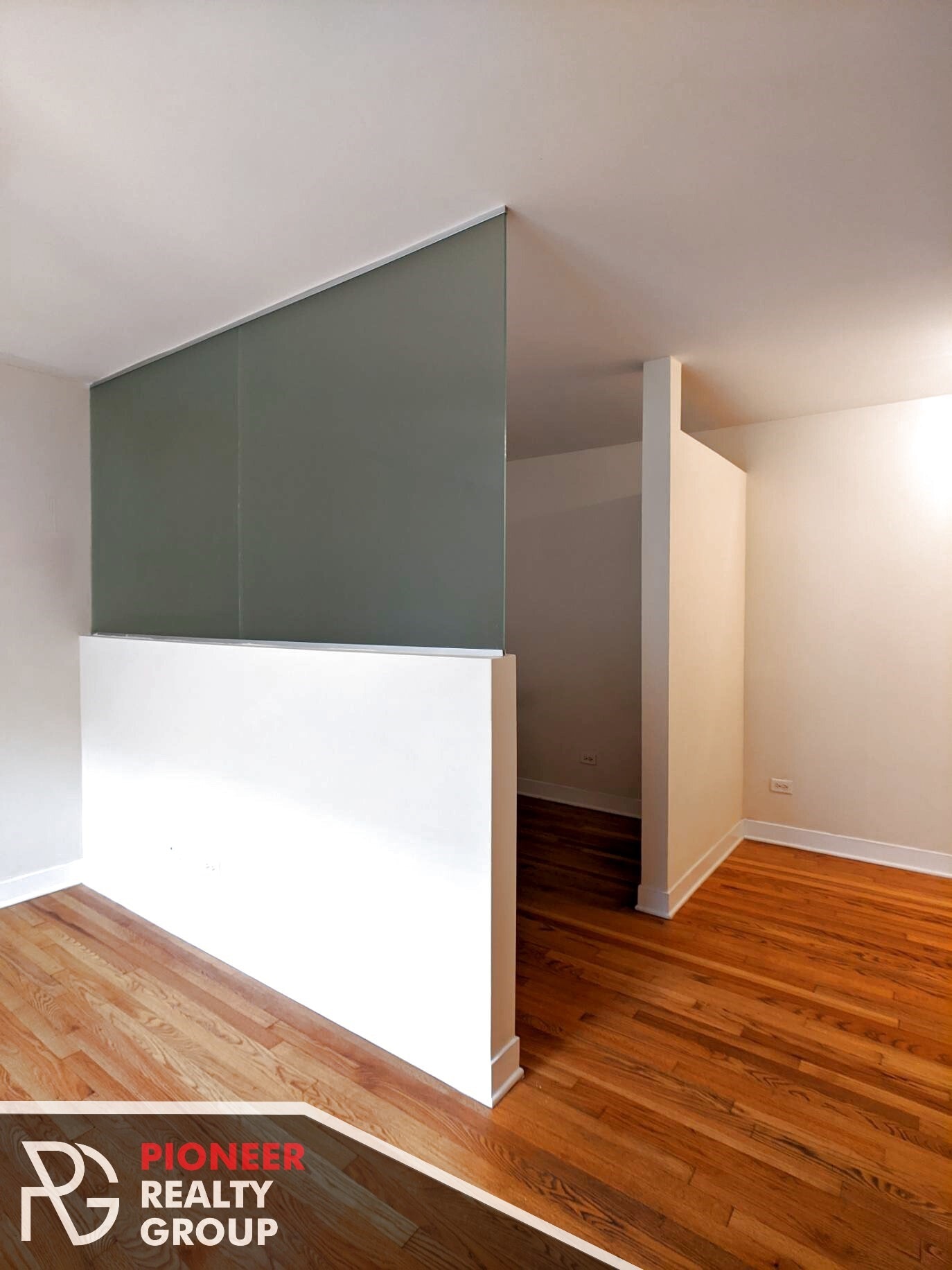 Building Photo - 643 W Wrightwood Ave