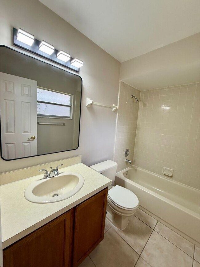 Building Photo - CUTE AFFORDABLE 2/2 DUPLEX off Michigan!