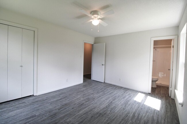Building Photo - Welcome to this charming 3-bedroom, 2-bath...