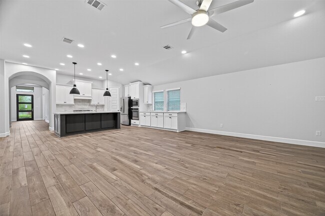 Building Photo - 302 Sky Top Dr