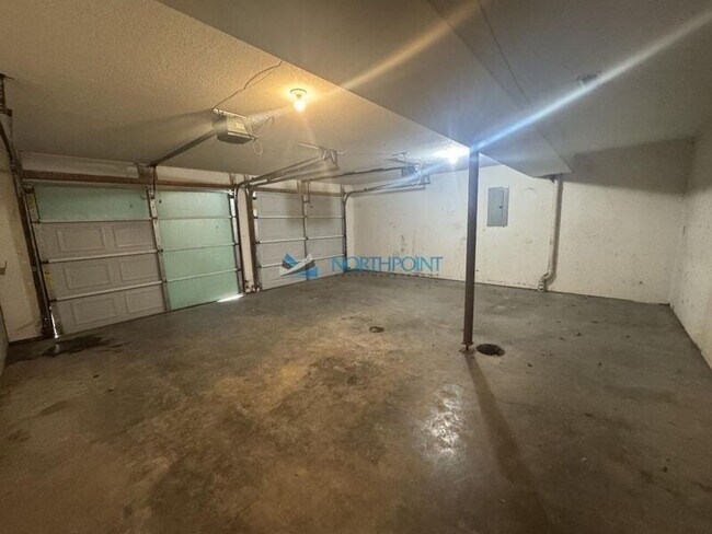 Building Photo - 1302 Hollyhock Dr
