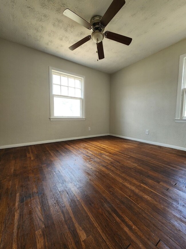 Building Photo - Beautifully Updated 2BR Home w/ Modern Finishes & Basement – South Linden