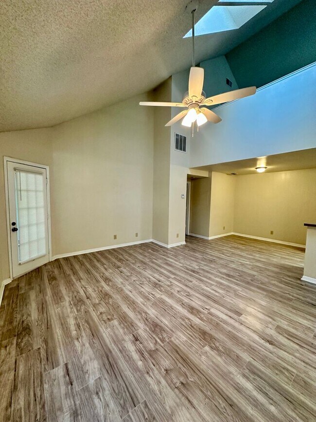 Building Photo - WG #304