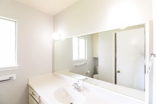 Building Photo - 16411 Clearcrest Dr