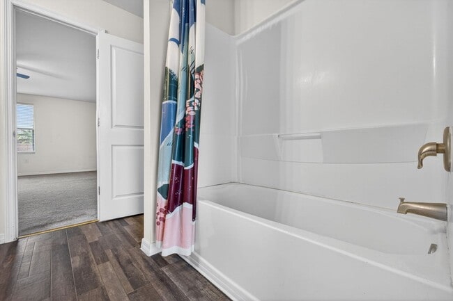 Building Photo - 4 Bedroom Home 2 Story