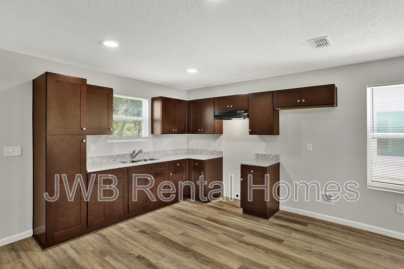 Building Photo - 627 Blodgetts Ln
