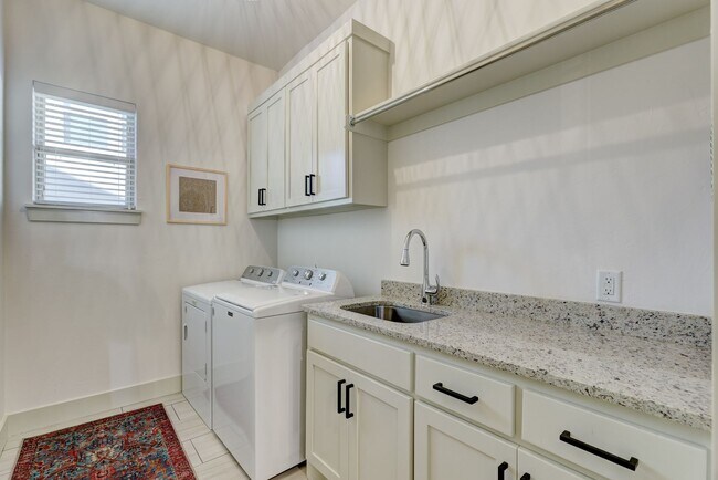 Building Photo - Stunning 4 Bedroom 3 Bath Home