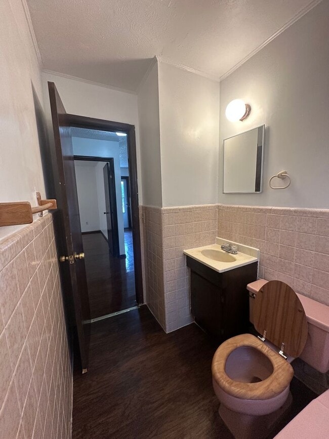 Building Photo - 4 Bed, 2 Bath, 2 dInng, 2 Living