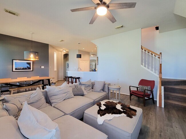 Building Photo - Welcome home to this charming 4-bedroom, 3-bathroom brick house in the desirable Stone Gate commu...