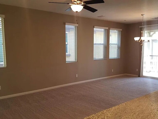 Building Photo - Well Maintained, spacious 3 bedroom single family home nestled in a great neighborhood in Rosevil...