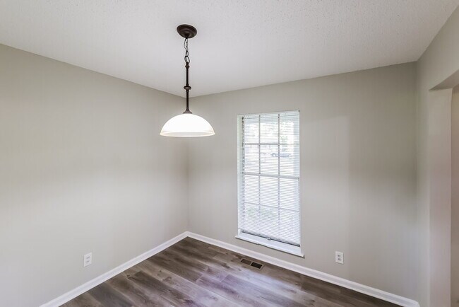 Building Photo - 1316 Airport Ln SW