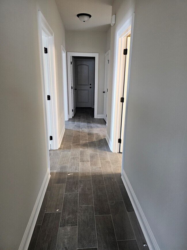 Building Photo - 706 Venecia Dr