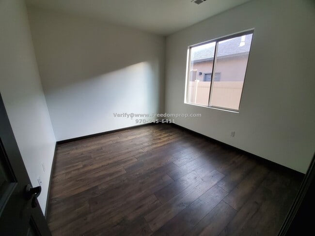 Building Photo - Just Like New – Move-In Ready Home in Gran...