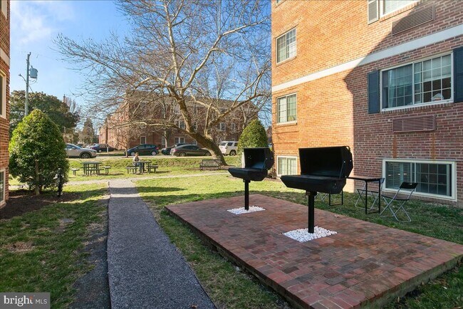 Building Photo - 820 N Washington St