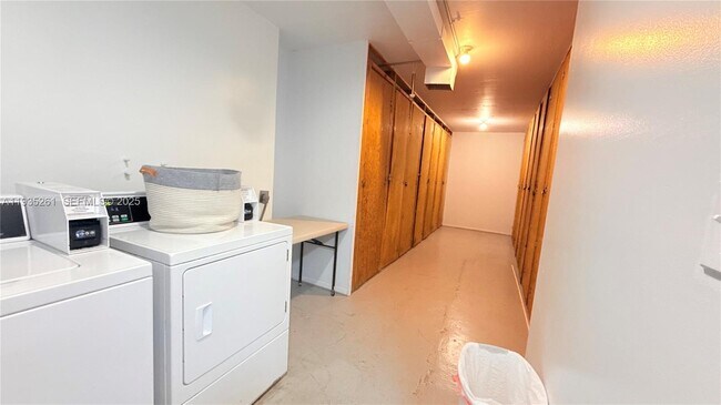 Building Photo - 1465 NE 123rd St