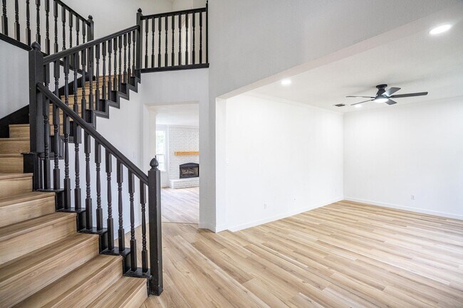 Building Photo - 7625 Shadow Wood Dr