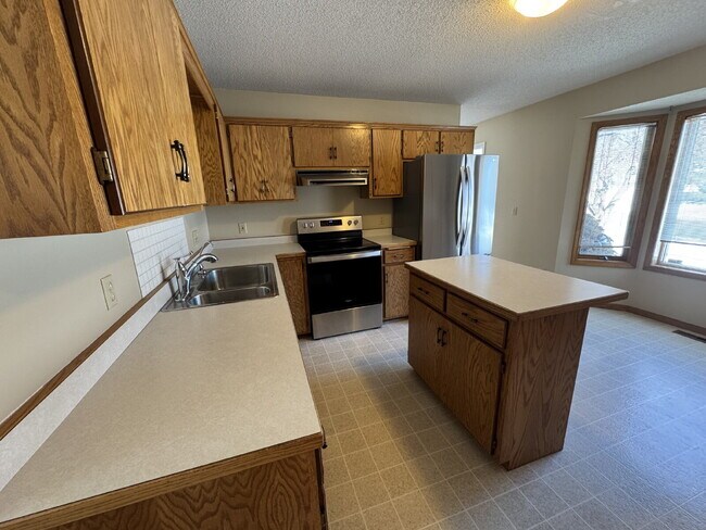 Building Photo - Charming Chaska Retreat: Spacious Single Family Homer 3-Bedroom 2.5 Bathroom Home with Finished B...