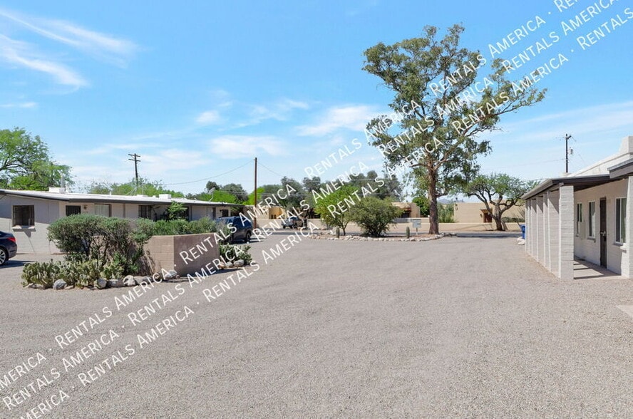 Building Photo - 3054 N Sparkman Blvd