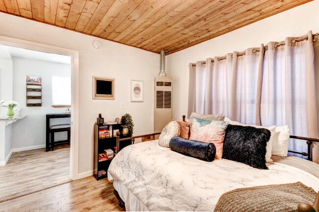 Building Photo - 410 Harvard Dr SE