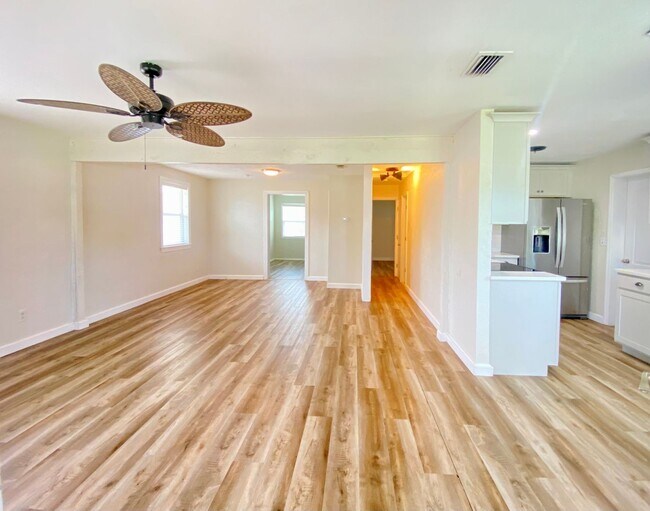 Building Photo - 3/2 Beachside Bungalow with Garage!