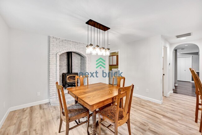 Building Photo - A fabulous 3 bedroom and 3.5 bathroom house