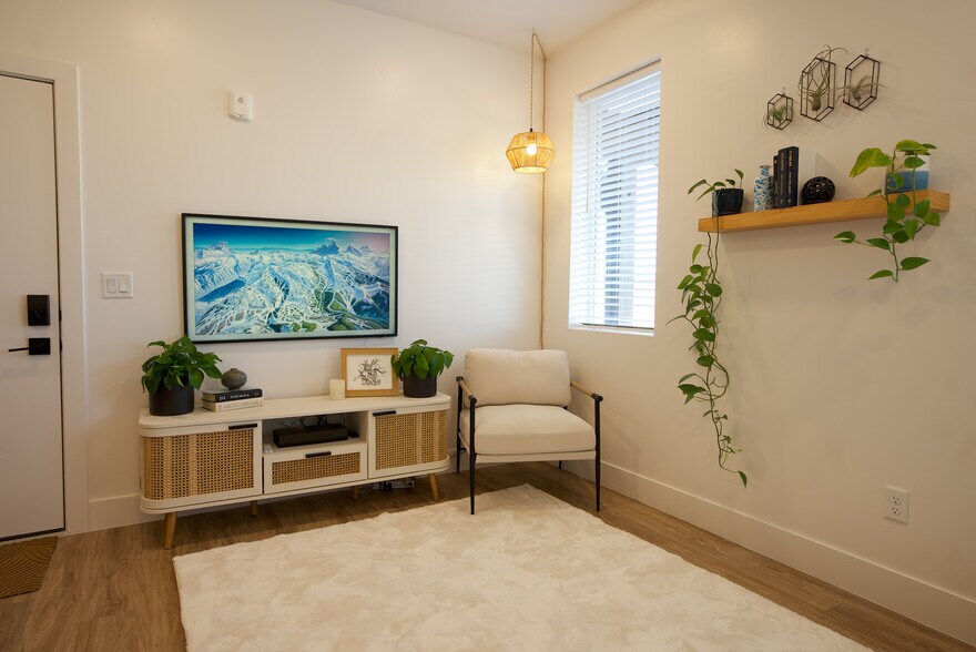 Living Room - 525 N 1st St