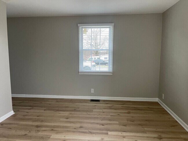 Building Photo - 2 bd 1 ba duplex in a Great Location