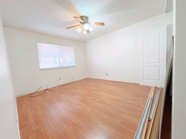 Building Photo - Charming 3 Bedroom Home New Floors